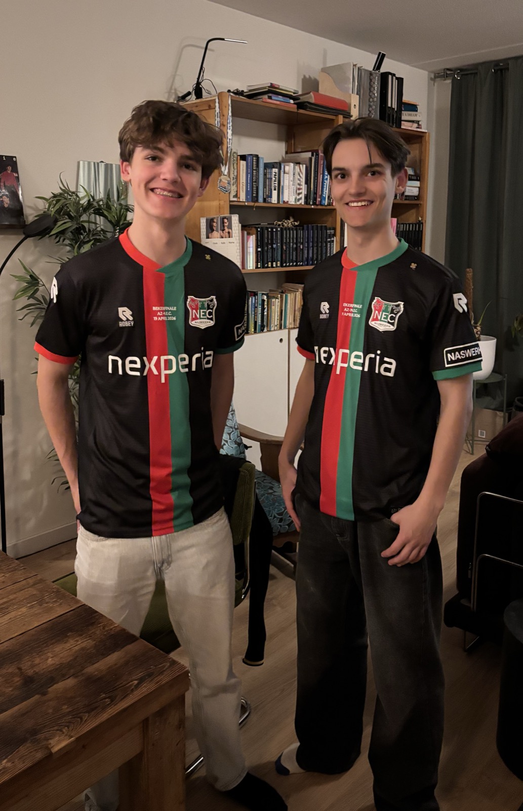 Kalle met zijn broer in voetbalshirts
