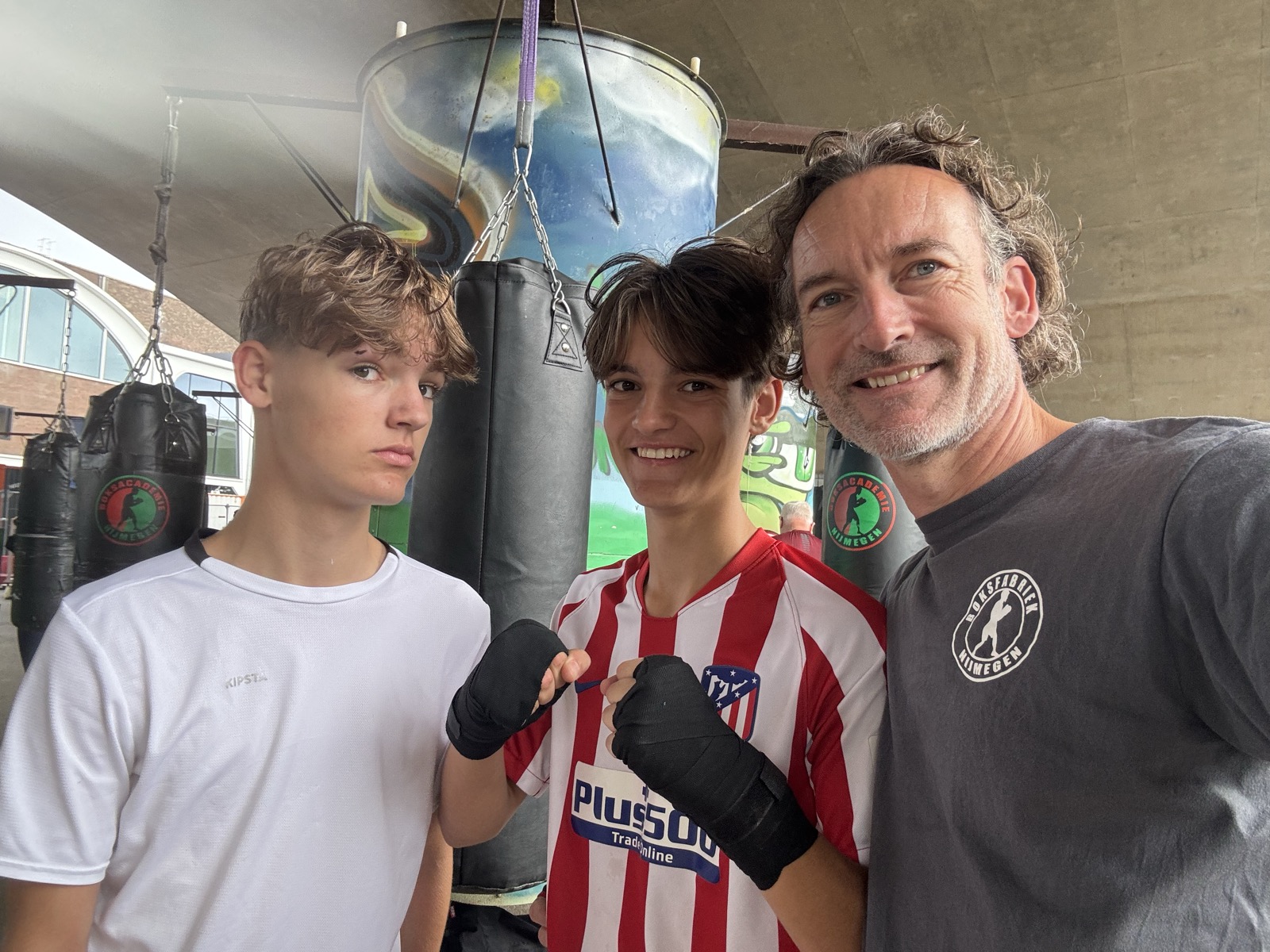 Kalle aan het boksen met papa
